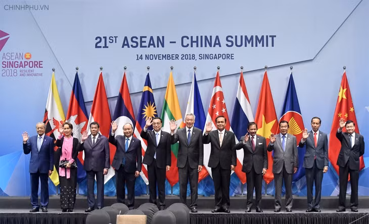 Thủ tướng Nguyễn Xuân Phúc cùng các nhà lãnh đạo ASEAN và Trung Quốc tham dự Hội nghị Cấp cao ASEAN – Trung Quốc lần thứ 21. Ảnh: VGP/Quang Hiếu