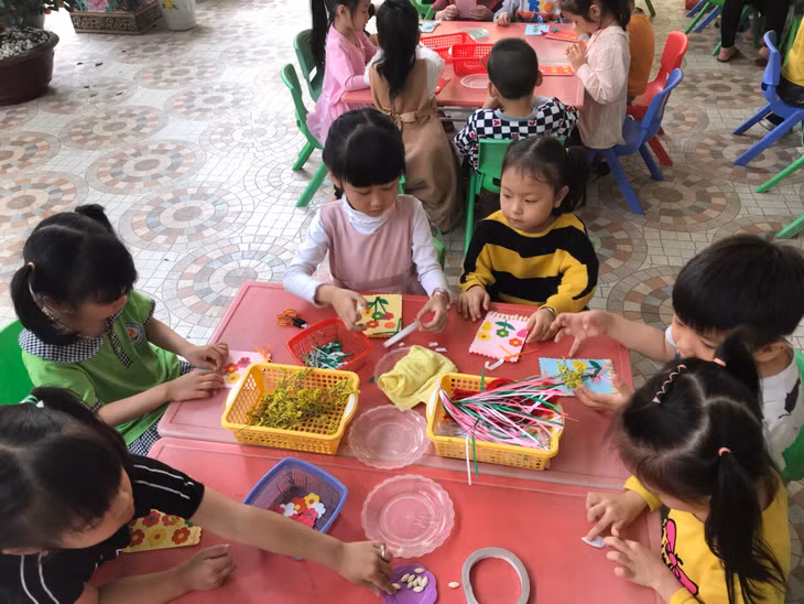 Giờ sáng tạo của trẻ ở Trường mầm non Hoa Hồng (TP Móng Cái).