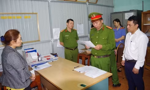 Cơ quan Cảnh sát điều tra công bố Lệnh khám xét nơi ở của Nguyễn Thị Thoa (bên trái). (Ảnh: Công an Hà Giang)