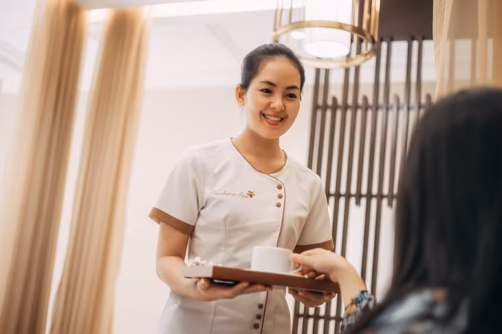 Đội ngũ nhân viên địa phương giàu lòng mến khách được đào tạo bài bản, chuyên nghiệp nhằm mang lại những dịch vụ tận tâm đúng chuẩn 5 sao cho bạn khi ghé thăm nơi đây