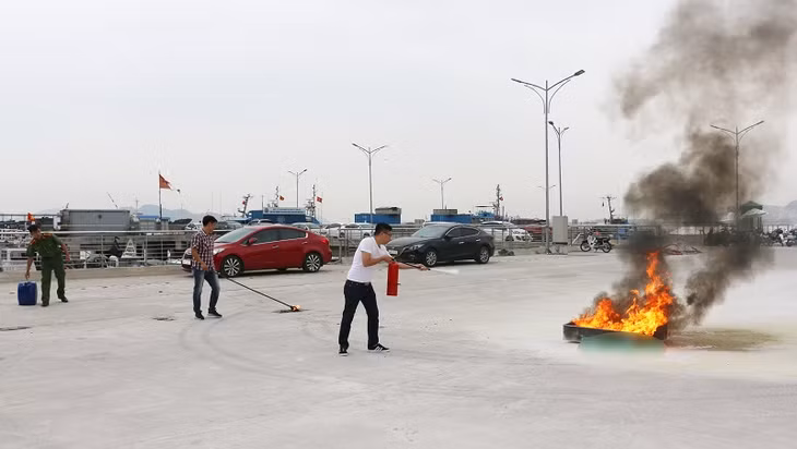 Thực hành bình chữa cháy để dập lửa.