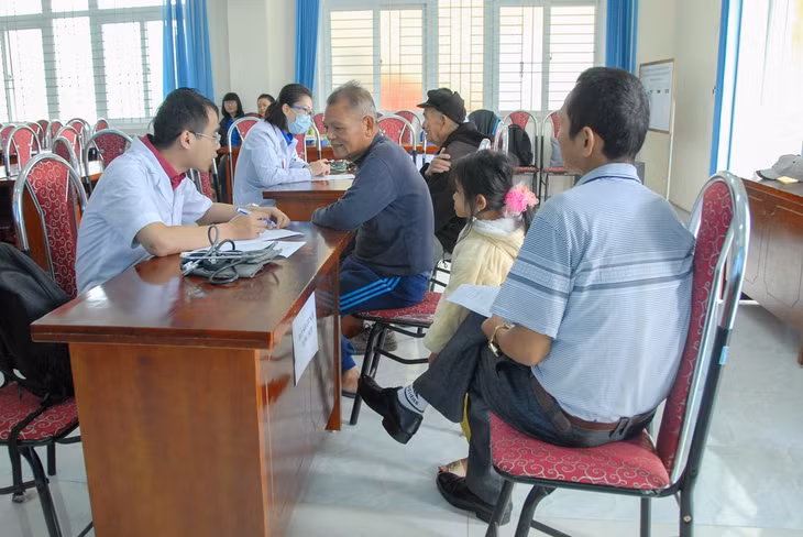 Các tình nguyện viên khám bệnh, tư vẫn sức khỏe cho người dân xã Thanh Lâm.