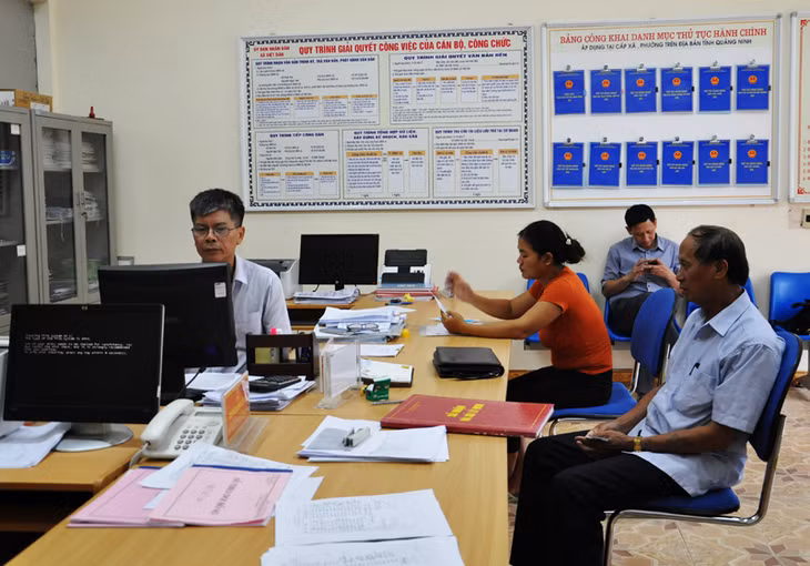 Công chức xã giải quyết TTHC tại bộ phận tiếp nhận và trả kết quả hiện đại xã Việt Dân (TX Đông Triều). Ảnh: Cẩm Nang
