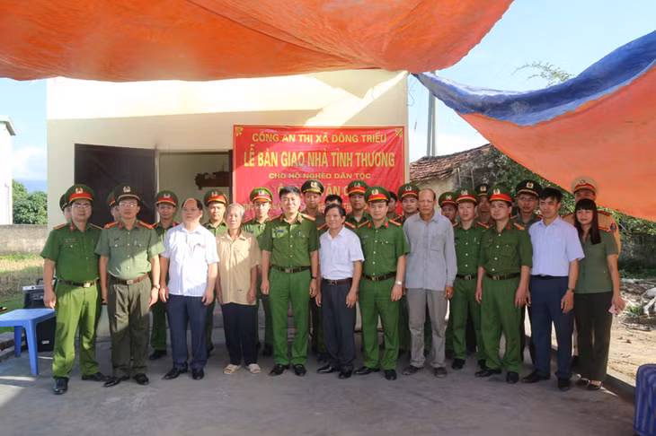 Công an TX Đông Triều bàn giao nhà tình thương cho ông Vi Văn Chè.