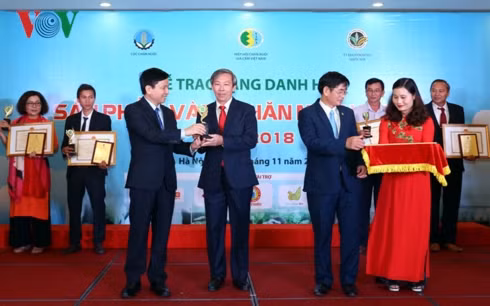 Trao tặng danh hiệu sản phẩm Vàng chăn nuôi 2018.