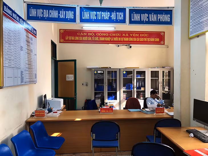 Mặc dù niêm yết giờ làm việc buổi sáng từ 7 giờ 30 phút nhưng hơn 9 giờ, bộ phận tiếp tiếp nhận trả kết quả hiện đại ở xã Yên Đức vẫn trong không khí làm việc như thế này.