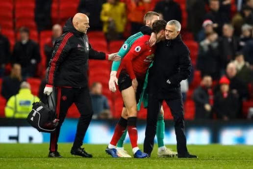  HLV Mourinho vỗ về Lindelof.