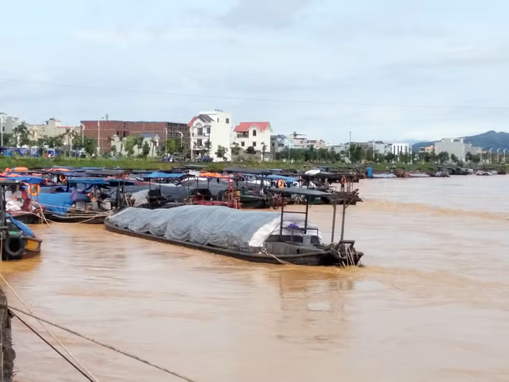 Nước lũ cũng đã cuốn trôi, làm mất tích 1 người trong khi đang chèo đò trên sông biên giới.