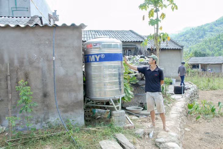 Nhiều hộ nghèo, dân tộc thiểu số ở vùng miền núi, vùng khó khăn của tỉnh được hỗ trợ nước sinh hoạt từ Đề án 2085. Ảnh: Hoàng Giang