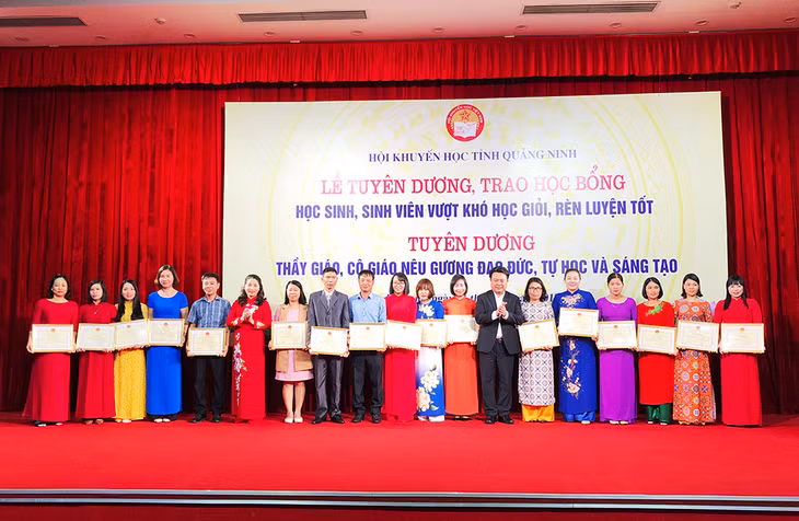 Tặng giấy khen và trao thưởng cho 18 thầy cô giáo tiêu biểu trong phong trào thi đua thực hiện cuộc vận động 