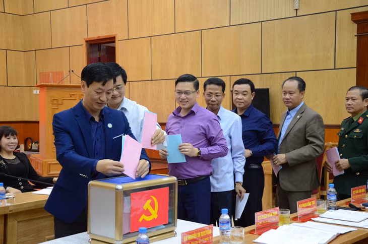 ấy phiếu tín nhiệm đối với tập thể và cá nhân các uỷ viên Ban Thường vụ Thành ủy nhiệm kỳ 2015 - 2020 