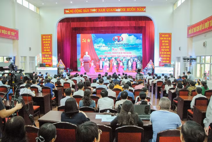 Hội thi kỹ năng, nghiệp vụ bí thư chi bộ đồng thời là trưởng thôn, khu cấp tỉnh tại Cụm 4 đã thu hút đông đảo cán bộ, đảng viên, nhân dân tham gia, cổ vũ.