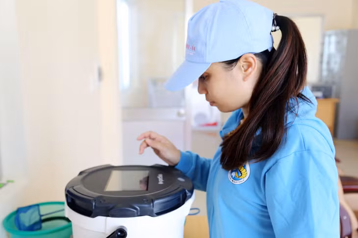 Đếm tôm giống bằng công nghệ hiện đại: Từ ngày 27/3 đến ngày 15/5, các trại sản xuất tôm giống của Tập đoàn Việt Úc tại xã Tân Lập, huyện Đầm Hà (Quảng Ninh) đã bán ra thị trường gần 100 triệu tôm giống chất lượng cao.