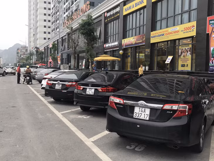 Các ô đỗ xe được kẻ vẽ quay ngang làm thu hẹp lòng đường tiềm ẩn nguy cơ mất ATGT cao