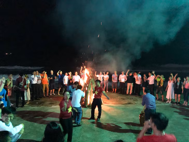 Cùng nhau tham gia chương trình đốt lửa trại 
