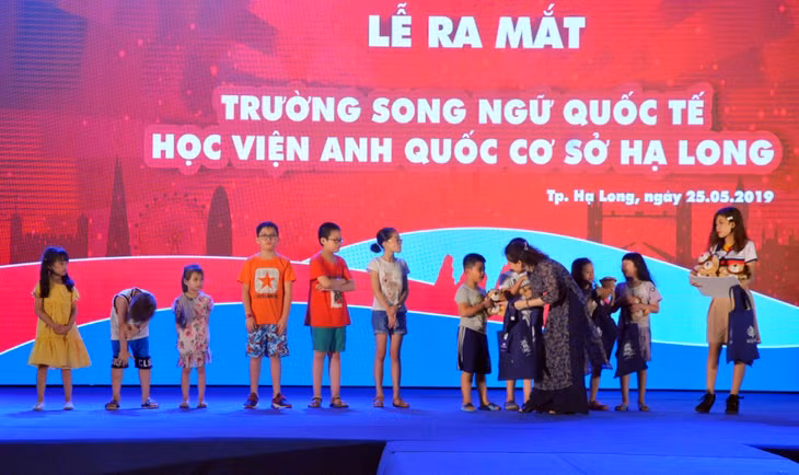 Các em nhỏ được tặng những phần quà ý nghĩa của UK Academy.