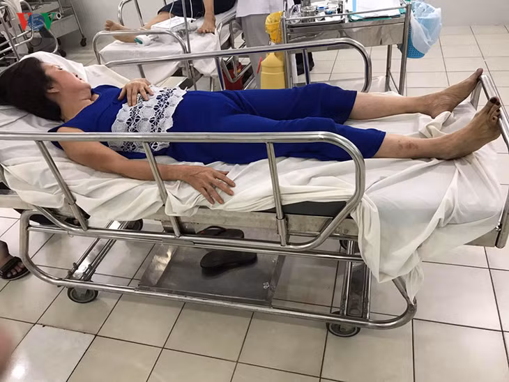  Một trong 2 người phụ nữ lớn tuổi bị nhóm người lạ hành hung nhập viện
