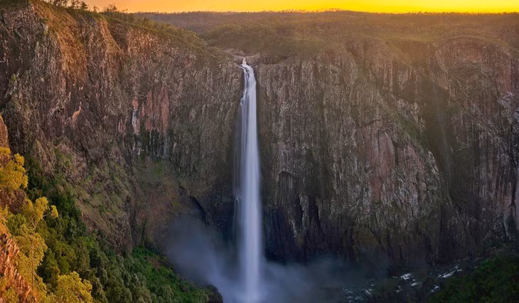 5. Thác Wallaman, Australia: Wallaman là thác nước cao nhất của Australia. Tuy nhiên, nếu nghĩ đây là điểm du lịch phổ biến thì bạn đã nhầm. Thác nước thực chất là một "viên ngọc" ẩn giấu có độ cao 268 m, đổ xuống hồ nước sâu 20 m. Khám phá thiên nhiên nơi đây bằng cách leo quanh thác nước là một thử thách mạo hiểm không dành cho người yếu tim.