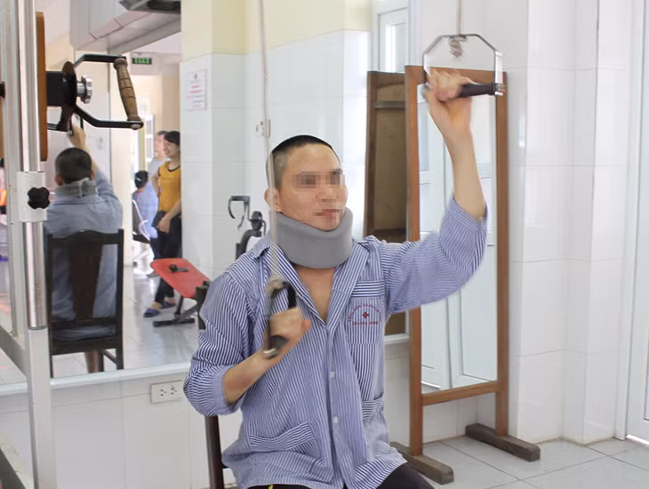 Sau mổ, bệnh nhân hết liệt tứ chi, phục hồi vận động.