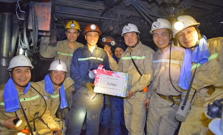 Nhân dịp Tháng công nhân năm 2019, đồng chí Ngô Hoàng Ngân, Phó Bí thư Tỉnh ủy, đã đến thăm, tặng quà cho công nhân Công trường Khai thác 7.