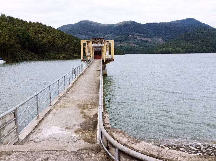 Đập chính hồ Yên Lập