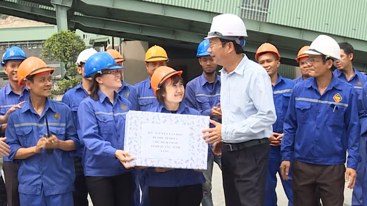 Bí thư tặng quà công nhân tại Trung tâm chế biến và kho than tập trung vùng Hòn Gai