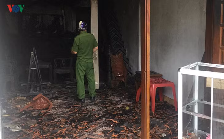  Công an khám nghiệm ngôi nhà bị cháy để điều tra làm rõ nguyên nhân sự việc.