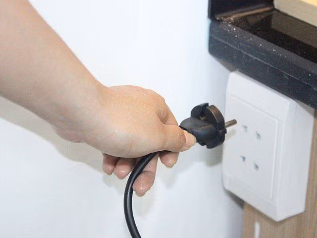 Kiểm tra hệ thống đường điện trước khi có mưa