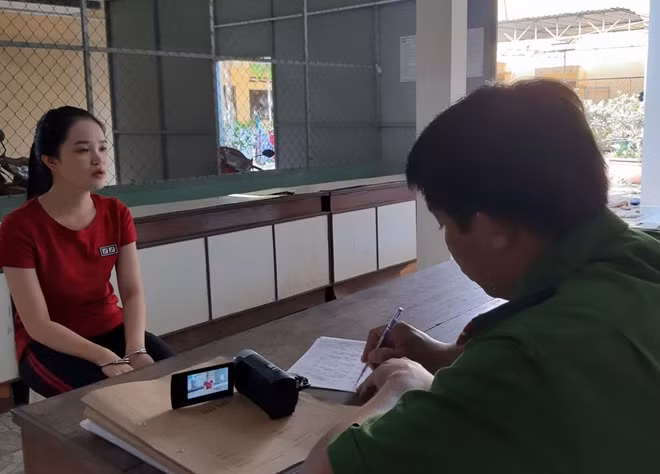 Ngọc tại cơ quan điều tra.