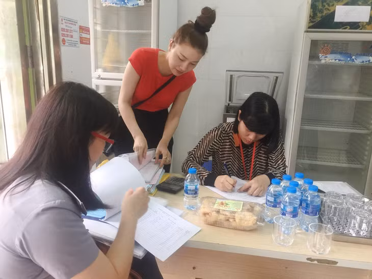 Đoàn kiểm tra cơ sở giò chả Oanh Thời, TP Hạ Long