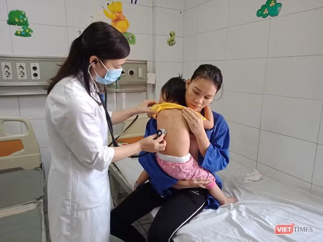 Bác sĩ thăm khám cho trẻ mắc sởi tại Bệnh viện Bệnh nhiệt đới Trung ương