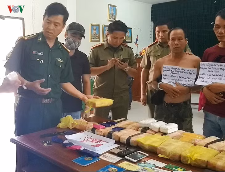  Các đối tượng vận chuyển ma túy bị lực lượng chức năng bắt quả tang.