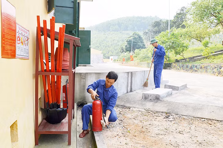 Cán bộ, nhân viên Kho 29, Phòng Kỹ thuật kiểm tra thiết bị PCCC tại kho.