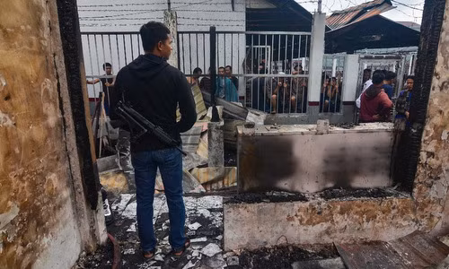 Cảnh sát mặc thường phục gác bên ngoài nhà tù quận Siak sáng 11/5. Ảnh: AFP.