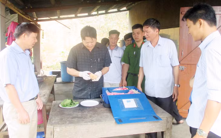 Lực lượng chức năng của huyện lấy mẫu kiểm tra an toàn thực phẩm tại một quán ăn. Ảnh: Thanh Sơn (CTV).