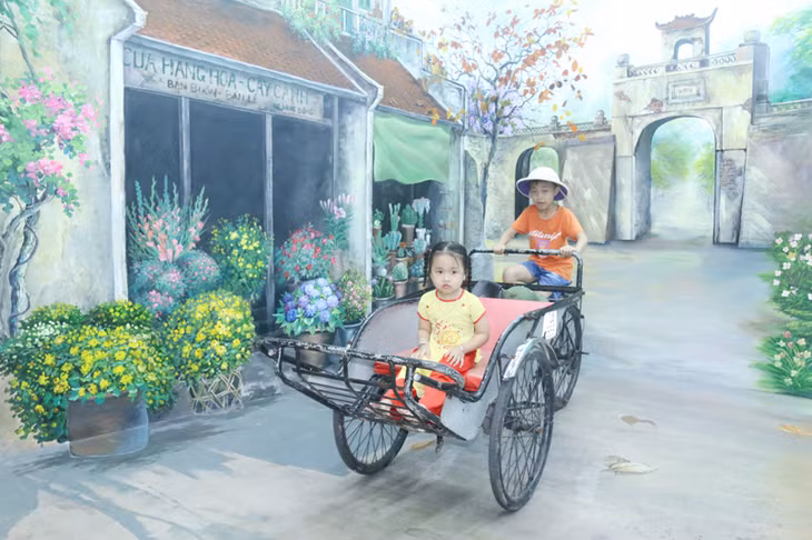 Du khách check-in trong Bảo tàng tranh 3D, sản phẩm mới được đưa vào khai thác hè này tại khu du lịch Quảng Ninh Gate (Đông Triều). Ảnh: Thu Trang (CTV)