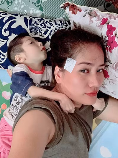 Minh Cúc thường chia sẻ ảnh con trên mạng xã hội. Chị muốn trở thành động lực cho các bà mẹ rơi vào hoàn cảnh tương tự.