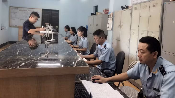 Hoạt động nghiệp vụ tại trụ sở Chi cục HQCK cảng Hòn Gai. 