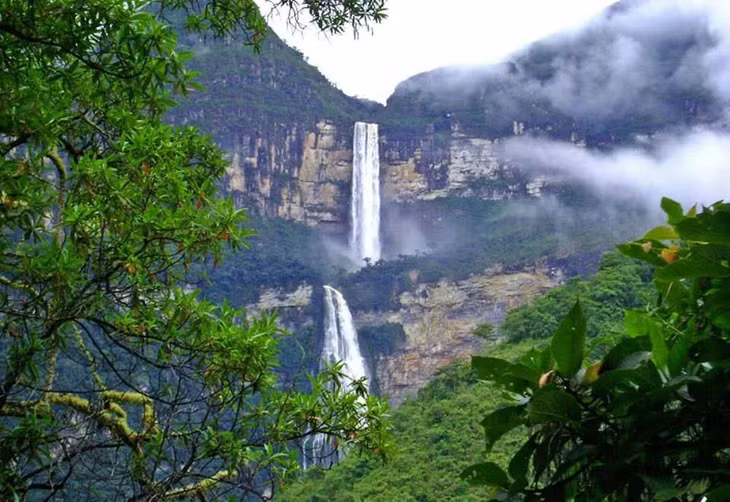  13. Thác Yumbilla, Peru: Nằm phía bắc Peru, Yumbilla là ngọn thác cao thứ 5 trên thế giới với độ cao 896 m. Cả khu vực này là một kiệt tác thiên nhiên kỳ diệu với những ngọn núi hùng vĩ, rừng cây nguyên sinh bạt ngàn cùng hệ sinh thái đa dạng. Nằm ngay gần thị trấn Cuispes quyến rũ, thác Yumbilla thu hút rất nhiều du khách tới đây tham quan và nghỉ dưỡng.