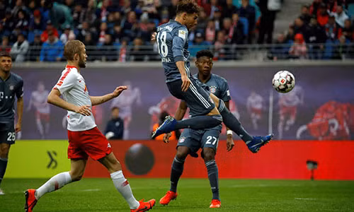 Cú sút cắt kéo của Goretzka đầu hiệp hai. Ảnh: Reuters.