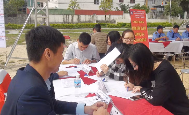 Nhà tuyển dụng tư vấn các thông tin việc làm cho người lao động tại phiên giao dịch