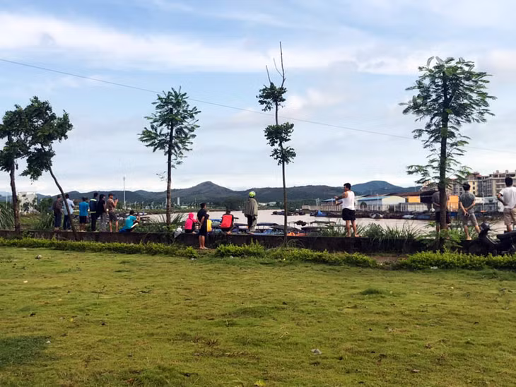 Các chủ đò lo lắng vì nước lũ chưa rút.