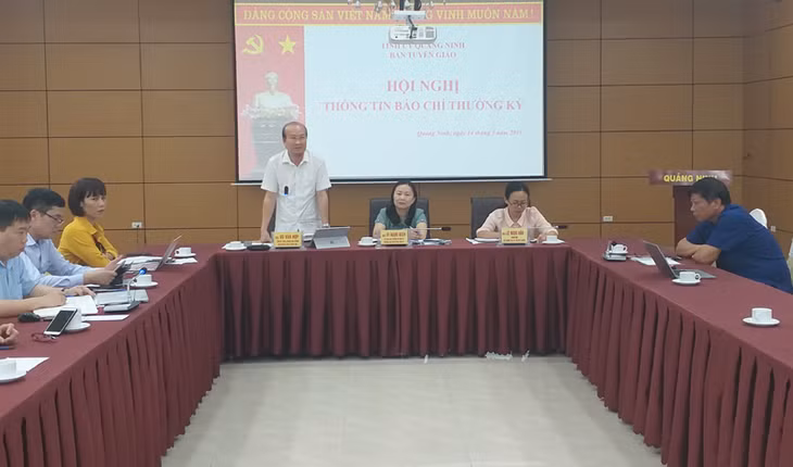 Vũ Văn Hợp, Chánh Văn phòng Đoàn ĐBQH-HĐND-UBND tỉnh, người phát ngôn của UBND tỉnh trả lời các câu hỏi của phóng viên