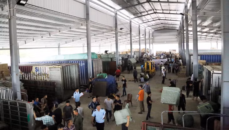 Cán bộ Chi cục Hải quan Cửa khẩu Móng Cái kiểm tra hàng hóa tại điểm kiểm tra hàng hóa tập trung cầu Bắc Luân 2.