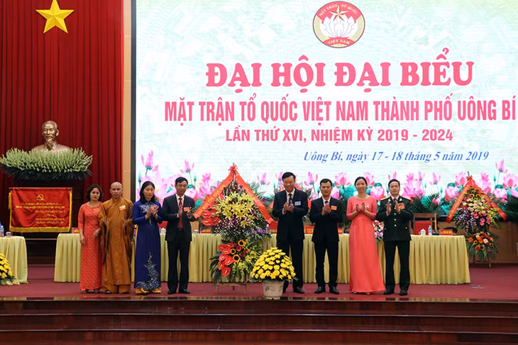 Đ.c Nguyễn Văn Hưởng, Ủy viên BTV, Trưởng ban Dân vận Tỉnh ủy, Chủ tịch MTTQ, Trưởng khối MTTQ và các đoàn thể tỉnh tặng hoa chúc mừng Đại hội