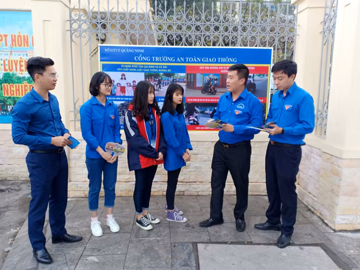 ĐTN Sở GT-VT tuyên truyền an toàn giao thông cho học sinh tại cổng trường THPT Hòn Gai. 