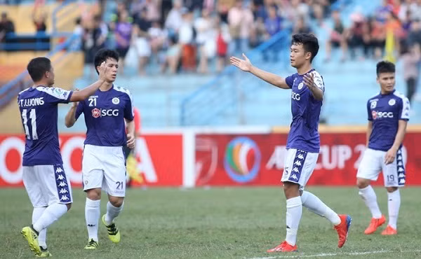 Thành Chung ghi dấu ấn trong cả hai bàn thắng của Hà Nội. Ảnh: Lâm Thỏa.