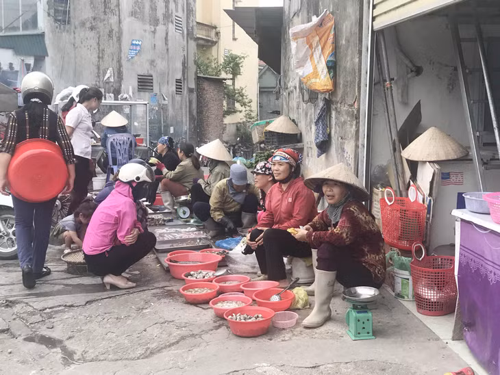 Thực phẩm bày bán tạm bợ ngay trên mặt đất tại chợ tự phát Đại Yên 