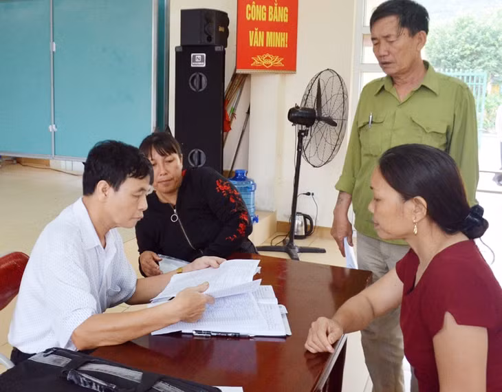 CCB Nguyễn Văn Bội hướng dẫn người dân Khu 8, phường Hà Phong làm thủ tục hành chính liên quan người dân.