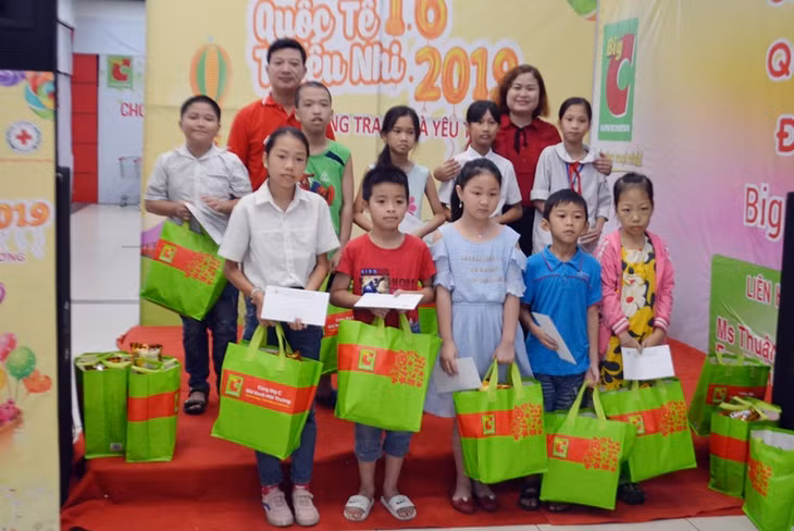 Lãnh đạo Hội CTĐ TP Hạ Long và Trung tâm Thương mại BigC Hạ Long trao các suất quà cho các em hoàn cảnh khó khăn.
